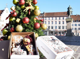 Die Thomas-Nast-Nikolaus-Boxen – hier die Exklusiv-Ausführung – sind ab sofort im Büro für Tourismus im Landauer Rathaus zu haben. (Foto: Stadt Landau)