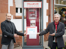 Wolfgang Holzner (li.) übergibt die gemeinsame Spende an Ben Hergl vom Chawwerusch-Theater. (Foto: honorarfrei)